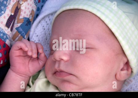 Neonato addormentato Foto Stock