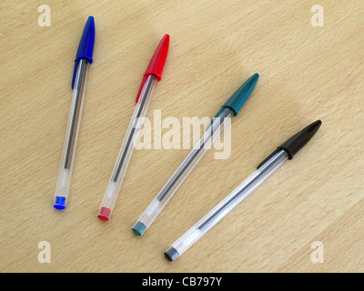 Una collezione di verde, rosso, nero e blu penne biro Foto stock - Alamy