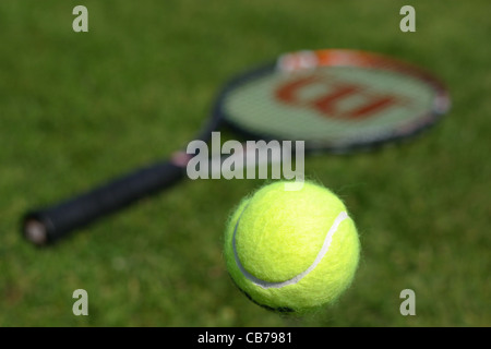 Immagini astratte di attrezzature sportive. Racchetta da Tennis e sfera Foto Stock