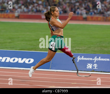 La competizione atletica 2008 Giochi Paralimpici messicano amputato femmina con gamba protesico in esecuzione 100 metri di gara Foto Stock