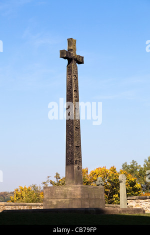 Tradizionale croce celtica intagliata nel cimitero fuori Durham Cathedral, Durham, Inghilterra contro un cielo blu chiaro e senza nuvole Foto Stock