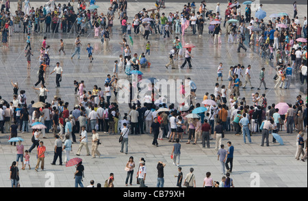 Pechino, Cina, 13 Settembre 2008: Giochi Paralimpici mostra famiglie cinesi a giocare con le fontane vicino al cubo di acqua Foto Stock