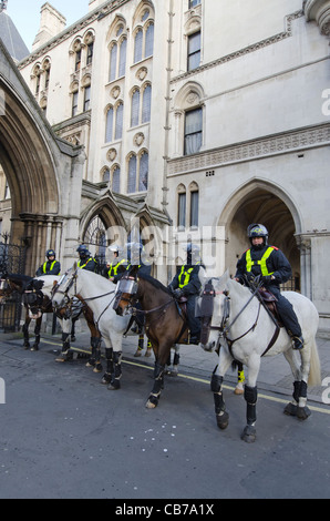 30/11/2011. Londra REGNO UNITO. I cavalli di polizia al di fuori del Royal Courts of Justice, Fleet Street durante le pensioni dei dimostranti. Foto Stock