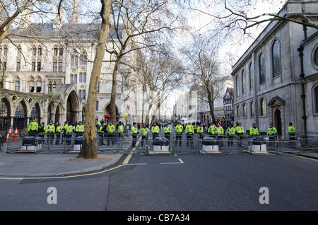 30/11/2011. Londra REGNO UNITO. Cordone di polizia al di fuori del Royal Courts of Justice il taglio di Fleet Street dalle pensioni dei dimostranti. Foto Stock