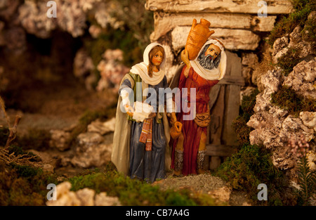 Un presepe artistico costruito da politene e popolato di figure bibliche per mostrare durante il Natale in Xaghra in Malta. Foto Stock