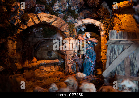 Un presepe artistico costruito da politene e popolato di figure bibliche per mostrare durante il Natale in Xaghra in Malta. Foto Stock