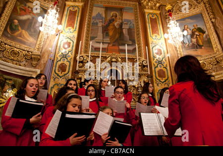Un coro che canta durante la massa elevata allo scoccare della mezzanotte della vigilia di natale nella città di Xaghra a Gozo a Malta. Foto Stock