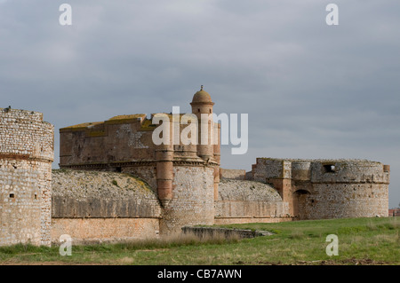 Fort de Salses nella parte francese della Pyrenees-Oriental costruito dagli Spagnoli nel 1497 a guardia di frontiera ex Foto Stock