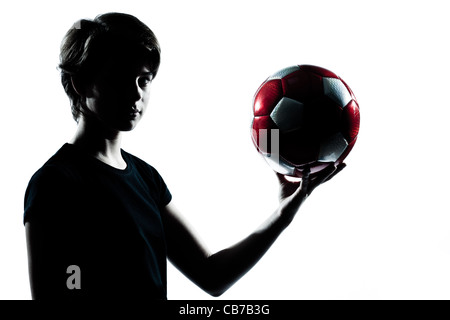 Un giovane adolescente silhouette boy girl holding mostra soccer football ritratto in studio di ritagliare isolati su sfondo bianco Foto Stock