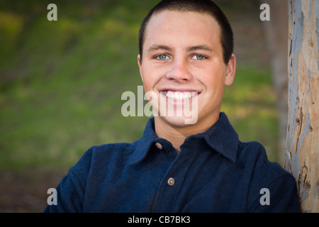 Bel giovane dagli occhi blu Teen ritratto maschile al di fuori Foto Stock