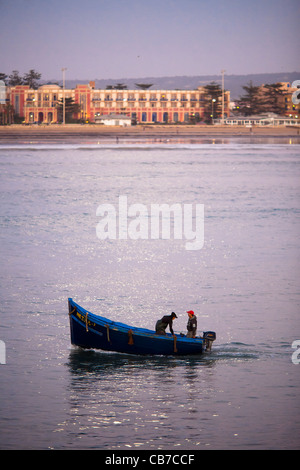 Le immagini del viaggio dal Marocco. Due pescatori prima di entrare nel porto di Essaouira entro la fine della giornata Foto Stock