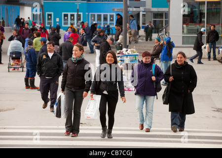 I pedoni nel centro cittadino di Nuuk, la capitale della Groenlandia (NMR) Foto Stock