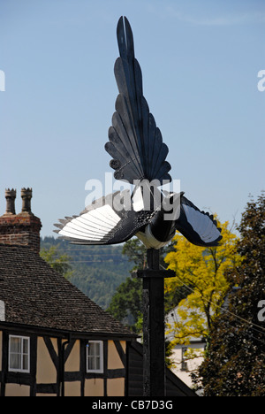 Gazza simbolo di nero e di bianco paese Weobley Herefordshire England Regno Unito Foto Stock