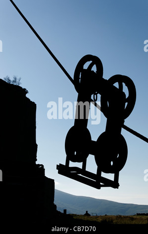 Una silhouette di un ingranaggio di sollevamento in un dis utilizzato quarry Foto Stock