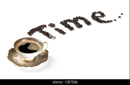 Studio fotografico di una tazza di caffè e un testo scritto fatto di chicchi di caffè, isolato su bianco Foto Stock