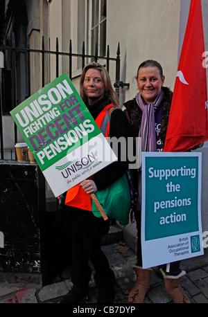 UNISON pubblico unione dei lavoratori in sciopero su pensioni statali. Londra, UK, 30 novembre 2011 Foto Stock
