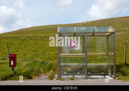 Un bus shelter e il pilastro casella al Eoligarry nel nord del Isle of Barra nelle Ebridi Esterne, Scozia Foto Stock