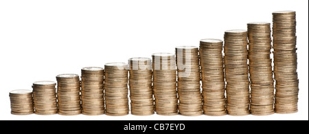 Pile di 1 monete in euro di fronte a uno sfondo bianco Foto Stock