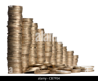 Pile di 1 monete in euro di fronte a uno sfondo bianco Foto Stock