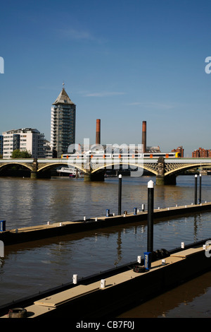 Overground treno che passa sopra il fiume Tamigi a Cremorne ponte ferroviario nei pressi di Chelsea Harbour, London, Regno Unito Foto Stock