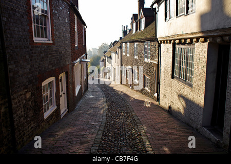 Keere Street, Lewes con strada di ciottoli Foto Stock