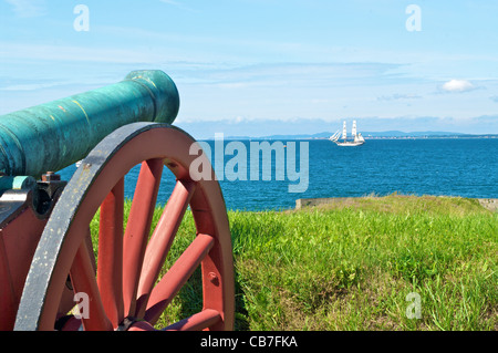 Cannone preistorico puntando al white ship sull'oceano al Castello Kronborg, Elsinore, Danimarca Foto Stock