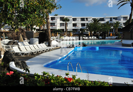 La piscina di un hotel resort Foto Stock