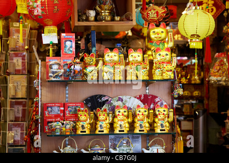 Maneki Neko lucky cat oro statue in cinese souvenir shop stanley, hong kong, RAS di Hong Kong, Cina Foto Stock