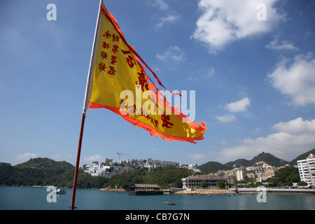 Giallo triangolari Bandiera taoista battenti fuori shui peccato tempio stanley, hong kong, RAS di Hong Kong, Cina Foto Stock