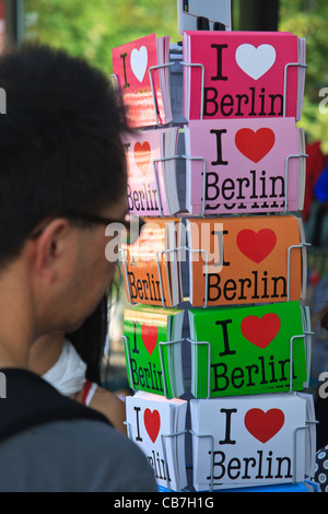 Asian tourist sceglie una cartolina da Berlino. Germania. Foto Stock