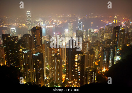 Vista aerea dell'isola di Hong Kong di notte dal picco, RAS di Hong Kong, Cina Foto Stock