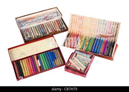 Arte, casella colorata di usato artisti chalk pastelli Foto stock - Alamy