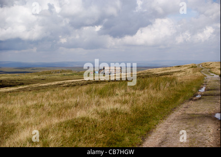 Stonesdale Moor, avvicinando Tan Hill Inn pub più alto in Gran Bretagna, Pennine Way vicino Keld Yorkshire Dales National Park, North Yorkshire, Inghilterra Foto Stock