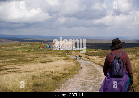 Stonesdale Moor, avvicinando Tan Hill Inn pub più alto in Gran Bretagna, Pennine Way vicino Keld Yorkshire Dales National Park, North Yorkshire, Inghilterra Foto Stock