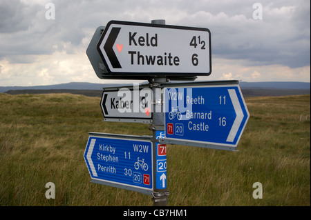 Cartello stradale su del The Pennine Way vicino Keld, North Yorkshire, Inghilterra Yorkshire Dales National Park Foto Stock