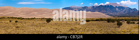 Panorama di Grande dune sabbiose del Parco Nazionale in Colorado. Queste sono le più alte dune di sabbia in Nord America. Foto Stock