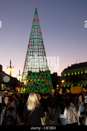 Arte moderna albero di Natale in Puerta del Sol Madrid Dicembre 2011 Foto Stock