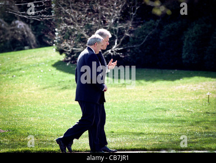 Il presidente Bill Clinton passeggiate attraverso il Giardino delle Rose con il Primo Ministro irlandese Bertie Ahern 17 Marzo 1999 prima di un un il giorno di San Patrizio nel caso. Foto Stock