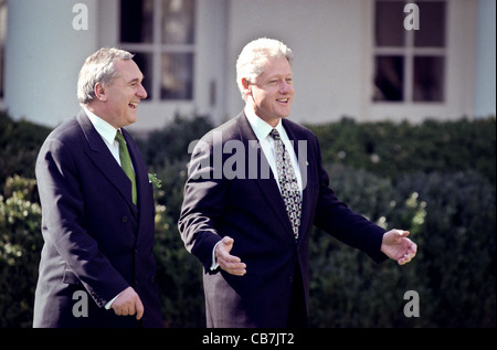 Il presidente Bill Clinton passeggiate attraverso il Giardino delle Rose con il Primo Ministro irlandese Bertie Ahern 17 Marzo 1999 prima di un un il giorno di San Patrizio nel caso. Foto Stock