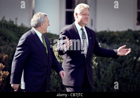 Il presidente Bill Clinton passeggiate attraverso il Giardino delle Rose con il Primo Ministro irlandese Bertie Ahern 17 Marzo 1999 prima di un un il giorno di San Patrizio nel caso. Foto Stock