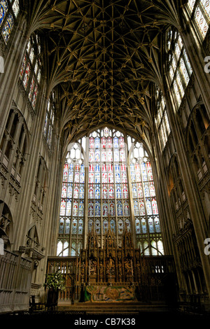 Altare maggiore e una grande finestra orientale, Cattedrale di Gloucester, Gloucestershire, Inghilterra, UK, Regno Unito, GB Gran Bretagna Foto Stock