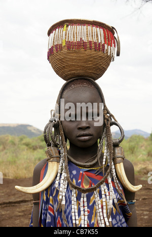 Africa, Etiopia, Debub Omo Zona, donna della tribù dei Mursi. Foto Stock