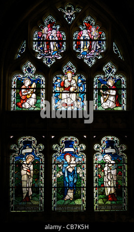 Finestra di vetro colorato di sant'Agnese, Santa Maria e Santa Dorotea da Stephen Coyne, Morris & Co, 1924, chiostri, Gloucester Cathedral Foto Stock