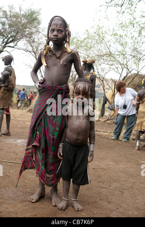 Africa, Etiopia, Debub Omo Zona, donna della tribù dei Mursi. Foto Stock