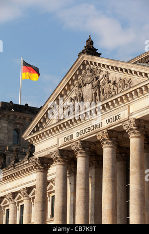 L'edificio del Reichstag e la bandiera tedesca, Berlino, Germania. Foto Stock