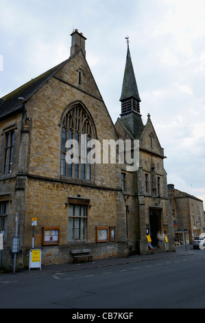 San Edwards Hall in piazza a Stow-su-il-Wold, Gloucestershire, Inghilterra. Foto Stock