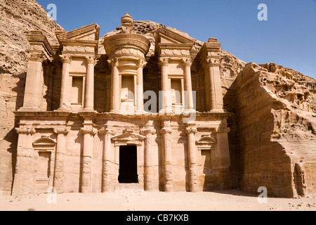 Parte anteriore del 'Il Monastero' presso la città perduta di Petra in Giordania. Petra fu riscoperto nel 1812. Foto Stock