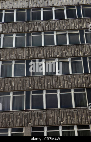 1960 Ufficio moderno blocco facciata, dettagli architettonici, mostrando rilievo concreto e schema di ripetizione windows City di Londra, Regno Unito Foto Stock