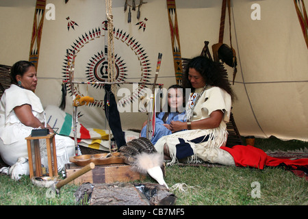 Due dei nativi americani le donne indiane e un bambino dentro un tende Tepee Foto Stock