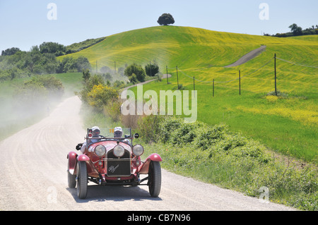 Un 1930 rossa Alfa Romeo 6C 1750 Gran Sport a 1000 Miglia vintage car race Foto Stock